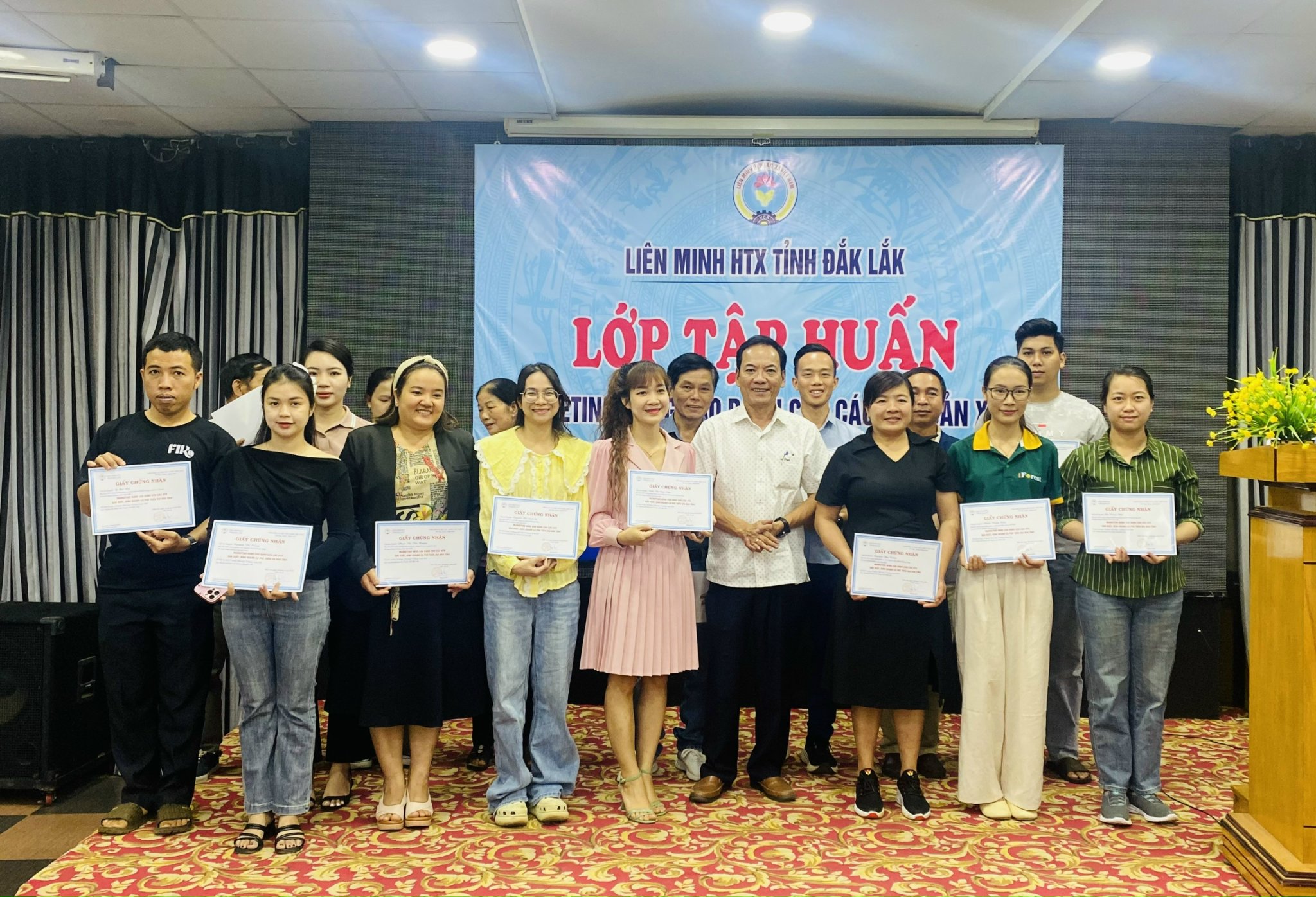 Trao chứng nhận lớp tập huấn 3